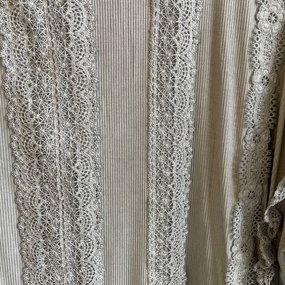 POL gray lace detail top size L NWOT - Picture 2 of 2